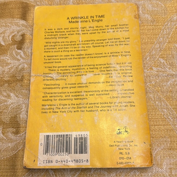 ⛱️2/$5⛱️A Wrinkle in Time , Newberry Award Winning Classic, age wear - Picture 3 of 6